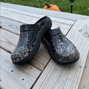 OOFOS OOcloog Clogs Women 10 Black Silver Fleck Splatter Rubber Slip-On Comfort